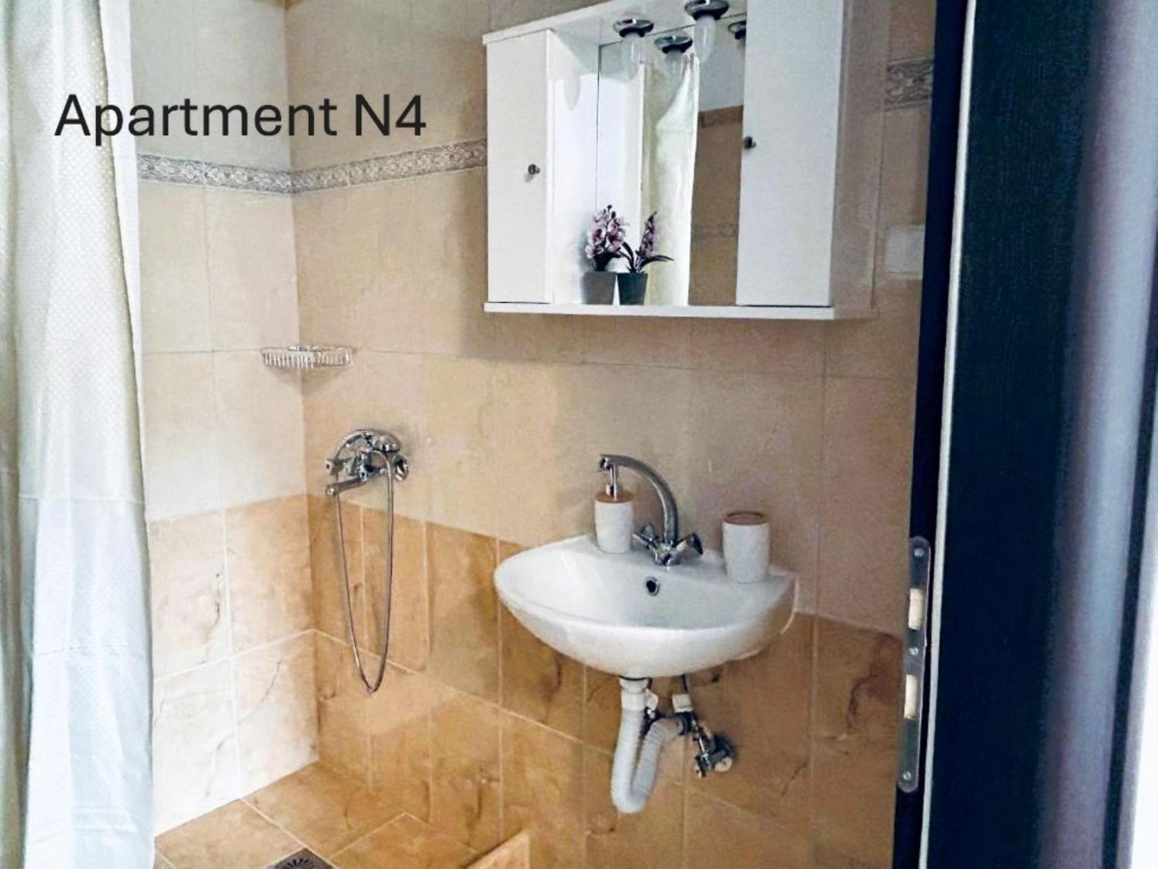 A & A 2 Apartment *